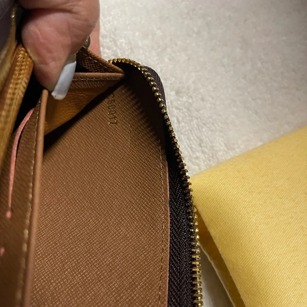 Louis Vuitton style wallet with zipper closure - Picture 5 of 7